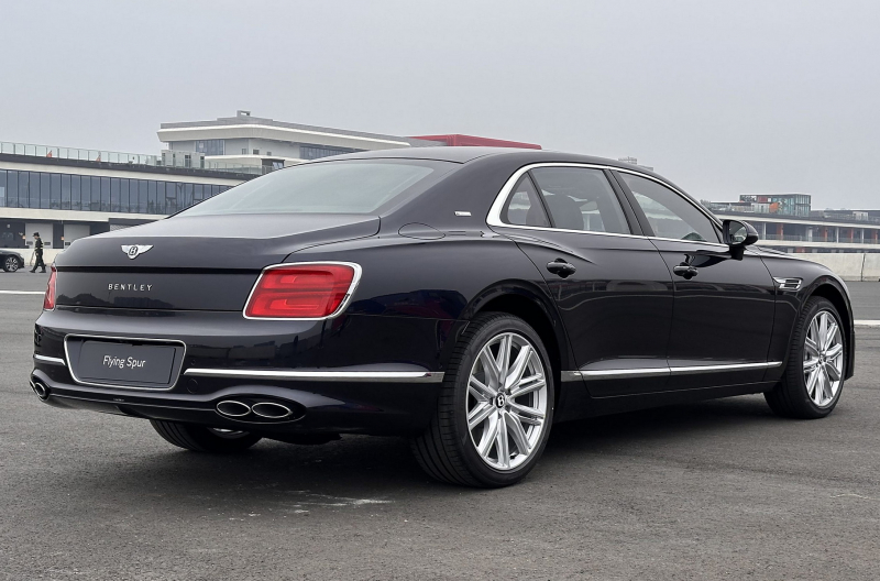 Bentley показала эксклюзивный Flying Spur, посвященный панде