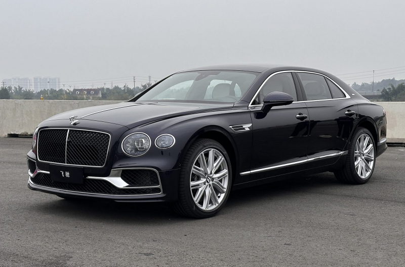Bentley показала эксклюзивный Flying Spur, посвященный панде