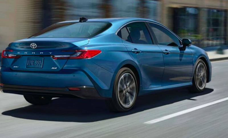 Бизнес-седан Toyota Camry 2025 получил титул «Автомобиль года»