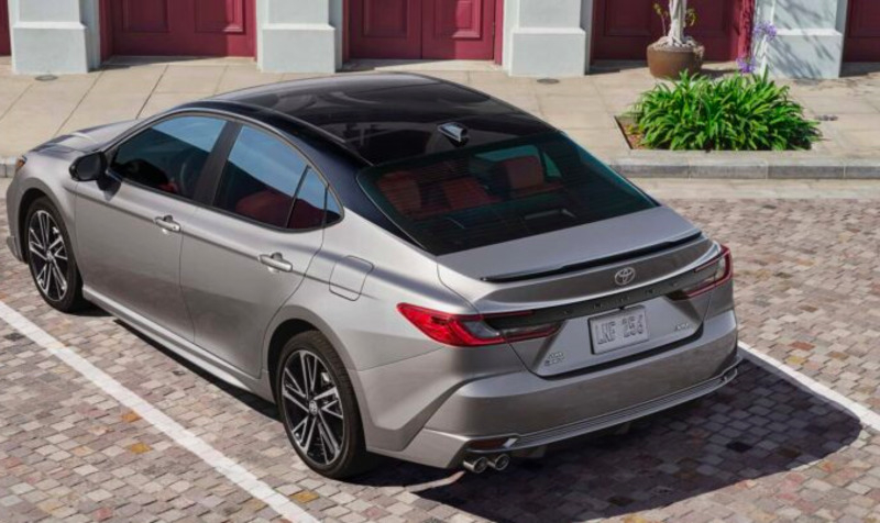 Бизнес-седан Toyota Camry 2025 получил титул «Автомобиль года»